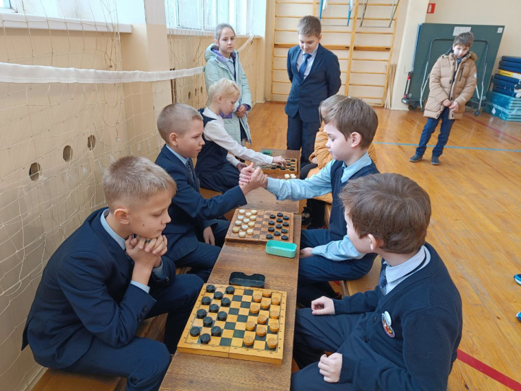 Шашечный турнир среди учащихся начальной школы.