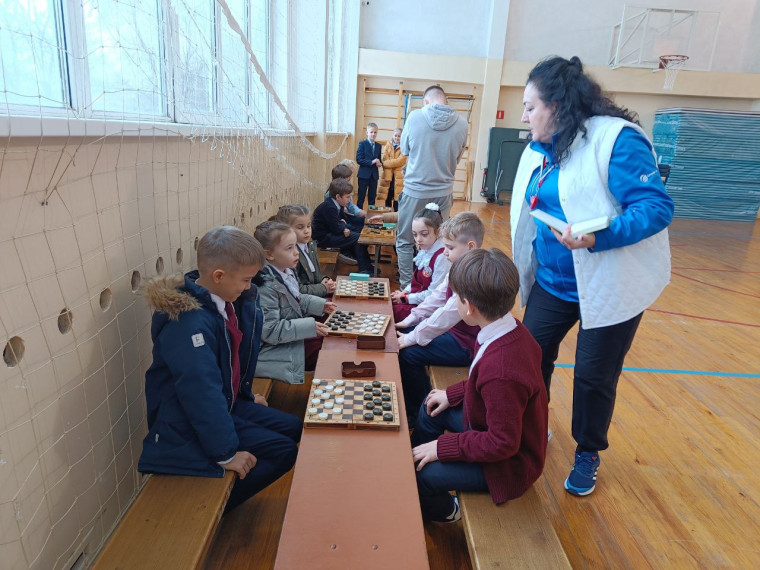 Шашечный турнир среди учащихся начальной школы.
